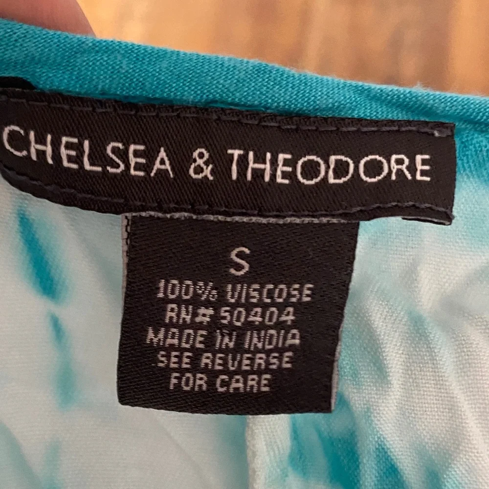 Chelsea & Theodore size small Tie-Dye Teal and White Top front tor unique sleeve - Picture 5 of 5